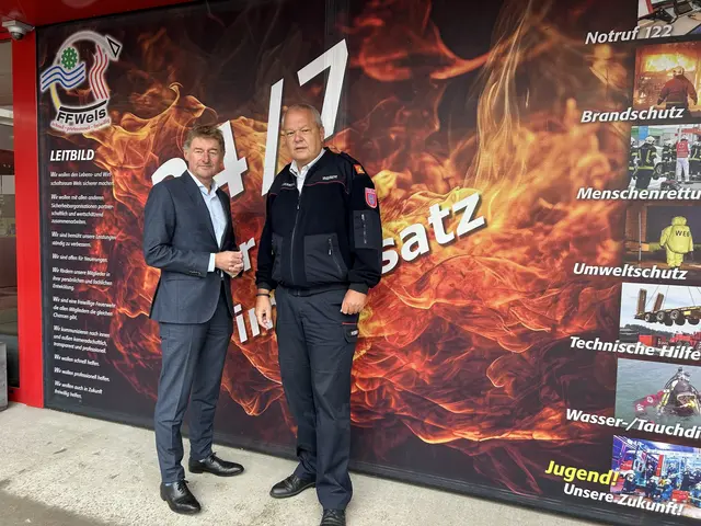 Gerhard Kroiß (l.) dankt Feuerwehrchef Roland Weber für den Einsatz seiner Kameradinnen und Kameraden, vor allem bei der Serie an Brandstiftungen.  | Foto: FF Wels