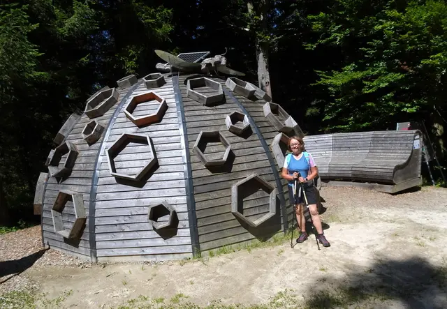 Bei der Erlebnisstation "Moorkugel"