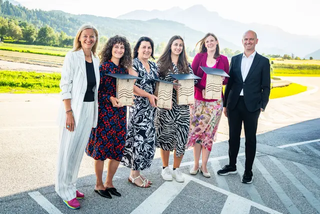 Die Freude war bei allen #beeraiffeisenAward-Gewinnerinnen riesengroß - v.l. Christine Hofer (#beeraiffeisen-Projektleiterin), Eva Radenich (Kategorie Privatpersonen), Silvia Traxl (Kategorie Gemeinden &amp; Vereine), Katharina Birnbaumer (Kategorie Schulen &amp; Kindergärten), Martina Überall (Kategorie Unternehmen &amp; Institutionen) und Christof Splechtna (Vorstand der Raiffeisen-Landesbank Tirol)  | Foto: Simon Fischler