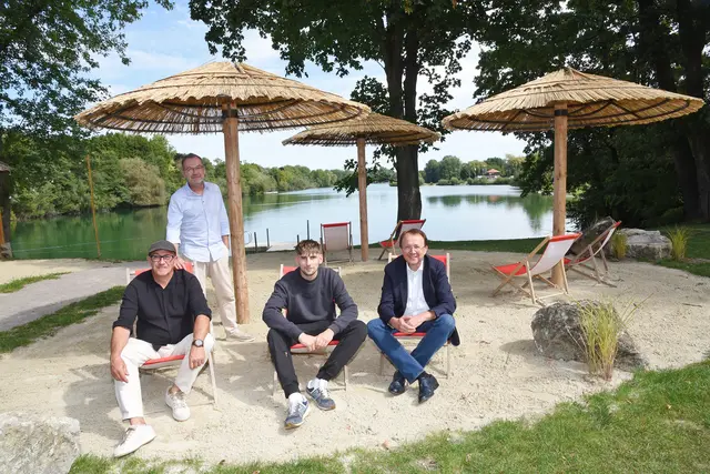 Bürgermeister Matthias Stadler und der Leiter der städtischen Betriebe Michael Bachel sowie Stadtgärtnermeister Robert Wotapek und Marcel Pemmer von der See Lounge genossen bereits das Beachflair am erweiterten Strandbereich beim Ratzersdorfer See. | Foto: Vorlaufer