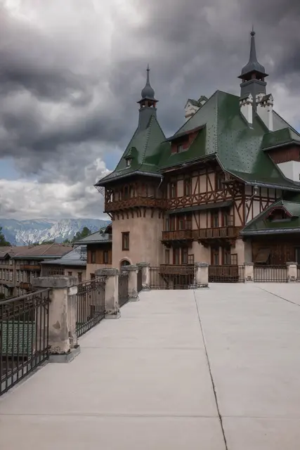 Blick von der Terrasse auf das Südbahnhotel mit seinen Türmchen. | Foto: Theresa Santrucek