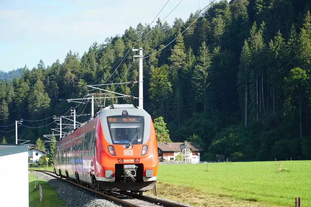 Vom 15. bis 26. September werden keine Züge entlang der Außerfernbahn rollen. Baumfällarbeiten sind die Ursache für die Ausfälle. | Foto: Reichel