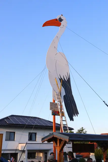 Mit seinen über zwölf Metern Höhe ist der Baby-Storch nicht nur rekordverdächtig, sondern wohl auch ein richtiger Hingucker in Holzhausen. | Foto: laumat.at