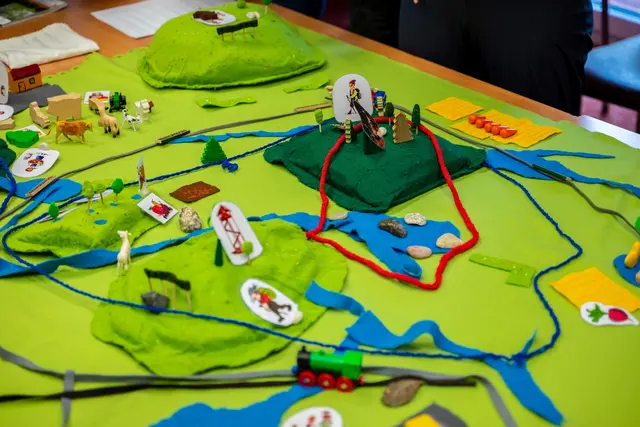 Die Kinder der 3. Klasse der Volksschulen können etwa beim einem Spiel einen Biosphärenpark bauen. | Foto: MestoPezinok