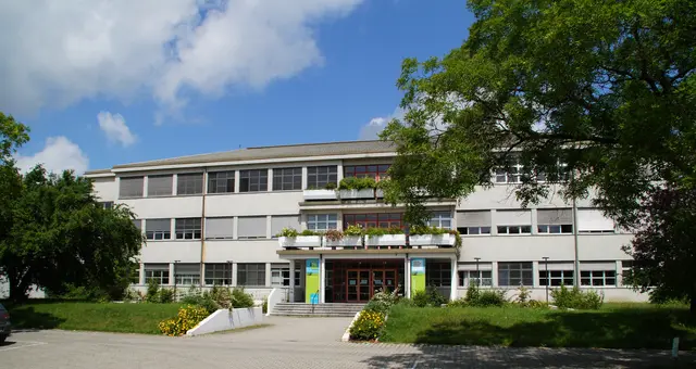 Der Floridsdorfer Hauptstandort der Kirchlichen Pädagogischen Hochschule ist stark sanierungsbedürftig. Deshalb wollte man einen neuen Campus in der Seestadt errichten. | Foto: Isabel Urban, Michael Holzmayer