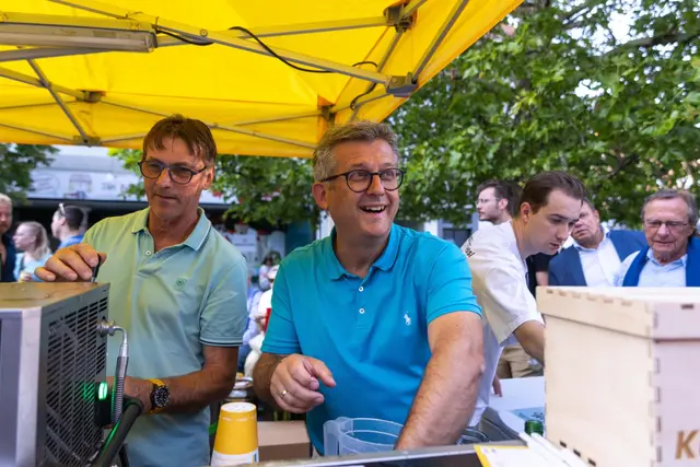 ÖVP-Gemeinderäte Franz Hatvan und Wolfgang Horvath sorgten für den Bier-Nachschub. | Foto: Tobias Hübl