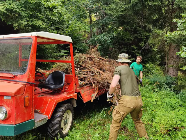 Beim Abtransport des Materials wird mitunter schweres Gerät benötigt | Foto: Lucas Gasthauer