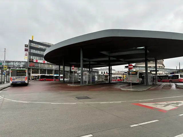 Der Liesinger Platz ist eine wichtige Drehscheibe für den öffentlichen Verkehr im 23. Bezirk. | Foto: Lisa Kammann/MeinBezirk