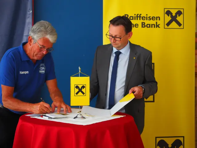 Unterzeichung des Sponsorvertrages mit der Raiffeisenbank von Präsident Roberto Pacnik und Geschäftsleiter Matthias Zitzenbacher | Foto: Gaube