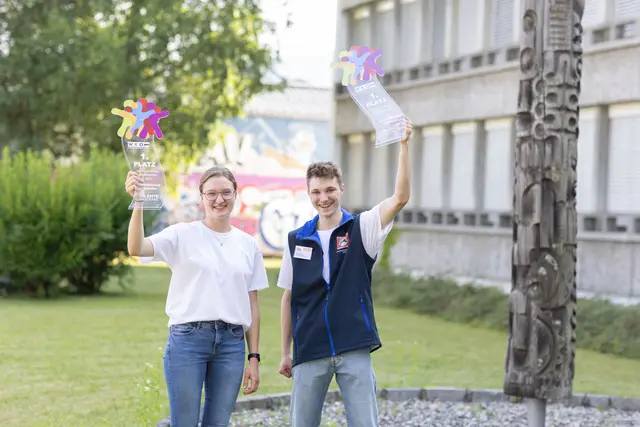 Anna-Marie Bergmann (Fahrzeugtechnik, Landessiegerin 2025) und Marvin Robwein (Karosseriebautechnik)
 | Foto: WKK/Peter Just