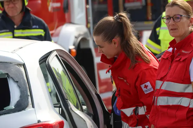 Rotes Kreuz und Feuerwehr mussten eine Person nach einem schweren Auffahrunfall beim Max Center in Gunskirchen befreien und versorgen. Insgesamt wurden drei Fahrzeuge demoliert. | Foto: laumat.at