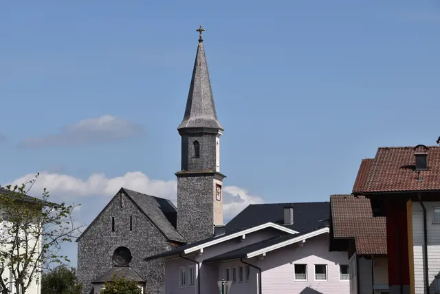 Der Kirchturm in der Gemeinde Hof bei Salzburg. Im November wählen die Hoferinnen und Hofer eine neue Bürgermeisterin. | Foto: Jorrit Rheinfrank