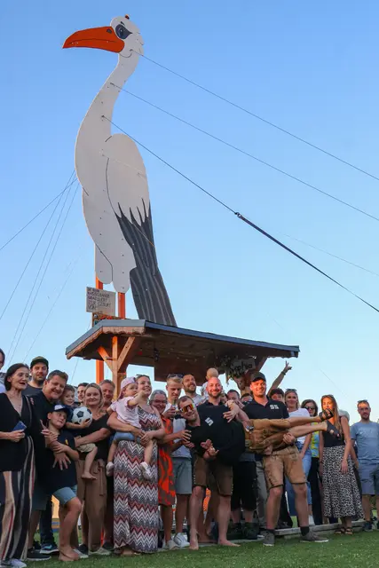 Mit seinen über zwölf Metern Höhe ist der Baby-Storch nicht nur rekordverdächtig, sondern wohl auch ein richtiger Hingucker in Holzhausen. | Foto: laumat.at