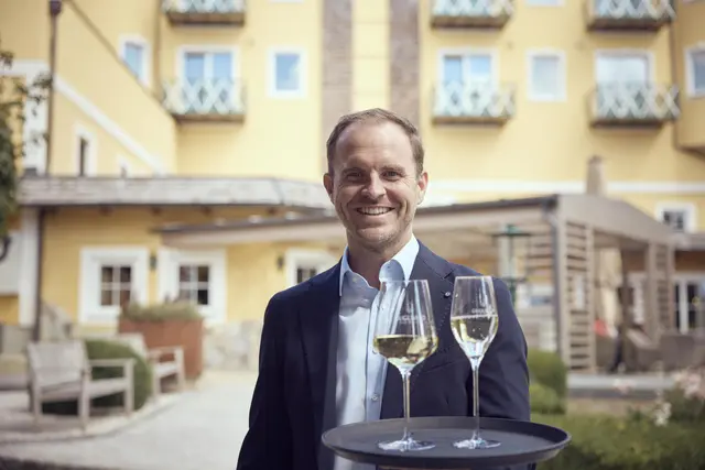 Geschäftsführer Alexander Pilsl freut sich schon, beim Kultursommer im Guglwald viele BesucherInnen zu begrüßen. | Foto: Hotel Guglwald/Alexander Kaiser