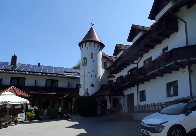 Am Märchenhotel Waldpension Nebelstein vorbei