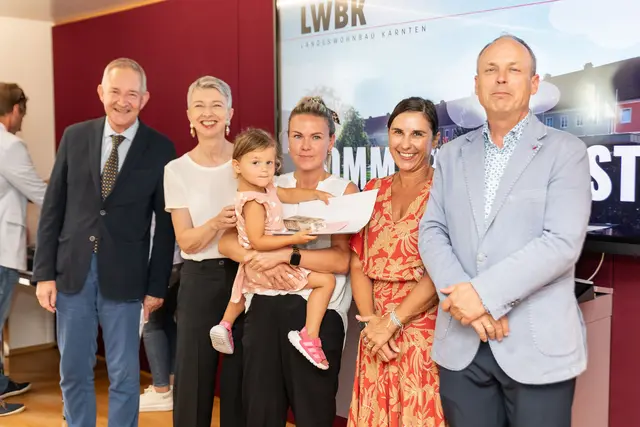 v.l.n.r: Harald Repar (Kaufmännischer Geschäftsführer LWBK), Gaby Schaunig (Eigentümervertreterin), Jubilarin mit Tochter (Mitarbeiterin LWBK), Susanne Kißlinger (Aufsichtsratsvorsitzende), Wolfgang Ruschitzka (Technischer Geschäftsführer LWBK).