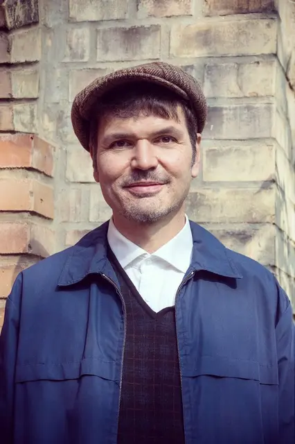 In der Literatur überzeugt Hanno Millesi mit seiner originellen, ironisch-intelligenten Prosa als unverkennbare Stimme der österreichischen Gegenwartsliteratur. | Foto: Edition Atelier