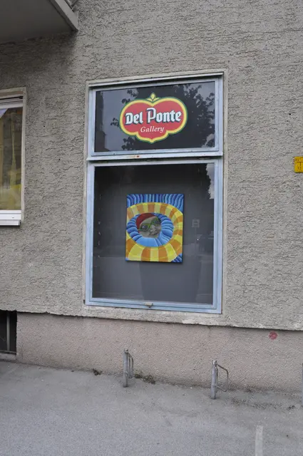 Klein und fast unscheinbar verschönert die Fenstergalerie "Del Ponte" in der Pradler Straße dennoch das Stadtbild. Diese erleichtert laut Autorin Susanne Gurschler einen niederschwelligen Zugang zu Zeitgenössischer Kunst. | Foto: Susanne Gurschler 