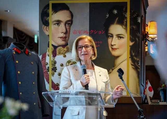 Landeshauptfrau Johanna Mikl-Leitner bei der Präsentation der Wanderausstellung aus der Kaiserhaussammlung im "Cafe Landtmann" in Tokio. | Foto: NLK Pfeffer