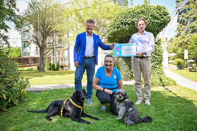 Bürgermeister Christian Scheider gratuliert dem "Providentia"-Team und übergibt gemeinsam mit Manuela Prirsch von "Pfote mit Herz" einen Therapiehunde-Gutschein an "Providentia"-Geschäftsführer Klaus Lesnjak. | Foto: StadtKommunikation / Helge Bauer