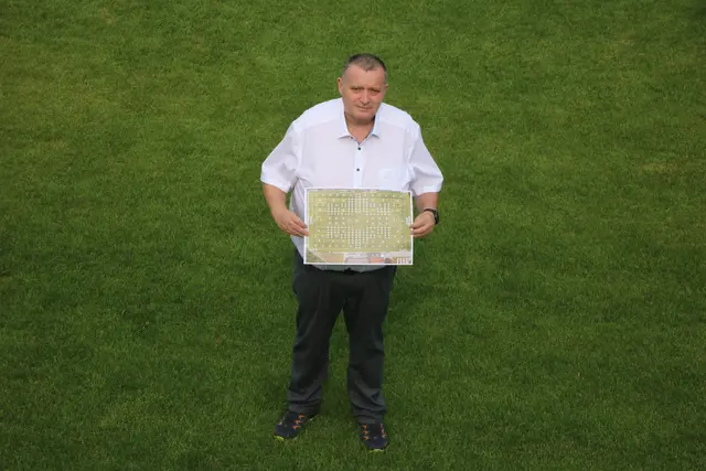 Auf dem neuen Sportplatzrasen in Hadersdorf: Heinrich Becker präsentiert den Lageplan der Rasen-Patenschaften.