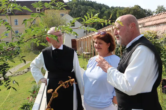 Der Szechuanpfeffer ist nicht mit herkömmlichem Pfeffer verwandt und wird vorwiegend als Gewürz in der chinesischen Küche eingesetzt, erklärte Pater Martin Höfler bei einem Rundgang im Stiftsgarten. Momentan schmückt sich der uralte Pfefferstrauch im Stiftsgarten mit roten Früchten.  | Foto: Edith Ertl