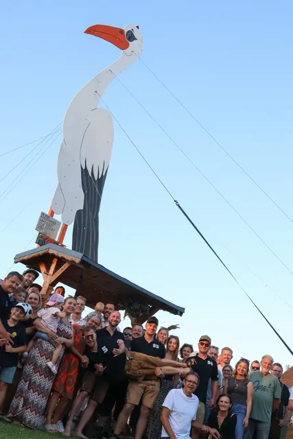 Mit seinen über zwölf Metern Höhe ist der Baby-Storch nicht nur rekordverdächtig, sondern wohl auch ein richtiger Hingucker in Holzhausen. | Foto: laumat.at