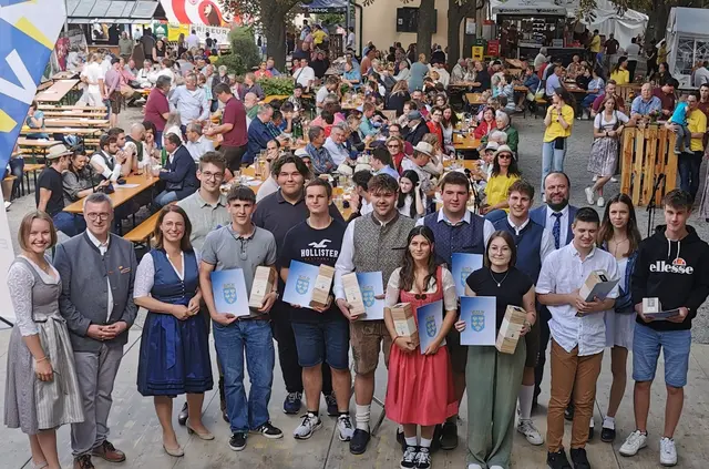 Jugendgemeinderätin Julia Dafert, Bgm. Leo Ramharter, Vbgm. Christina Ruisinger und Pfarrer Jerome Ciceu mit den 13 Jungbürgern.  | Foto: Josef Messirek