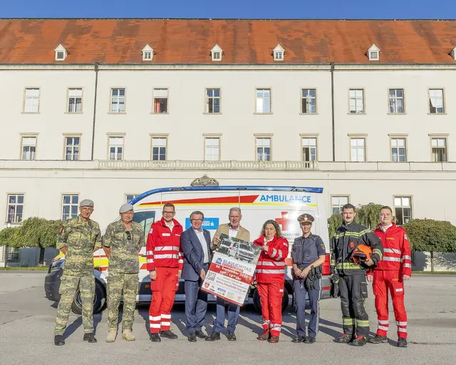 Oberst Thomas Lampersberger, Generalmajor Karl Pronhagl, Fabian Kaiser, Blaulichtstadtrat Franz Piribauer, Bürgermeister Klaus Schneeberger, Organisationsteam-Leiterin Sylvia Kaiser, Bezirksinspektorin Martina Haas, Brandinspektor Florian Kandelsdorfer und Christoph Gamauf. | Foto: Stadt Wiener Neustadt/Weller