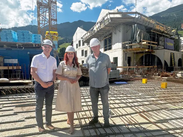 Bgm. Simon Schwendinger, LR Cornelia Hagele und Vbgm. Franz Geiger beim neuen Bildungszentrum. | Foto: Land Tirol
