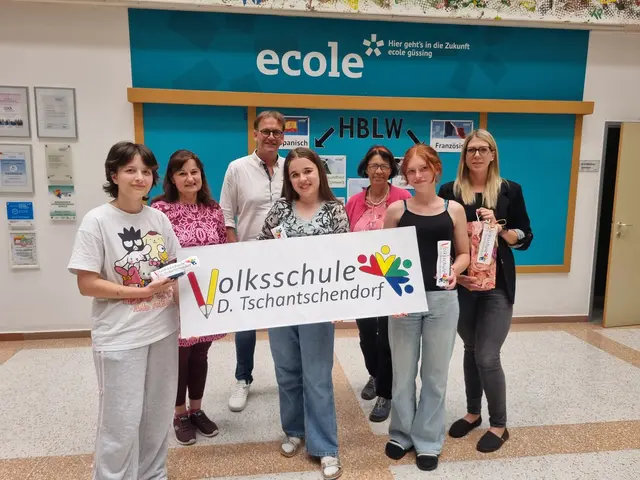 Präsentation des neuen Logos in der Ecole Güssing
v.l.n.r. : Katica Németh, VL Andrea Glatter, VL Johannes Hofbauer, Emma Pober, VDir. Brigitte Jandrisevits, Greta Koleszar, Stefanie Supper BEd
 | Foto: VS Deutsch Tschantschendorf