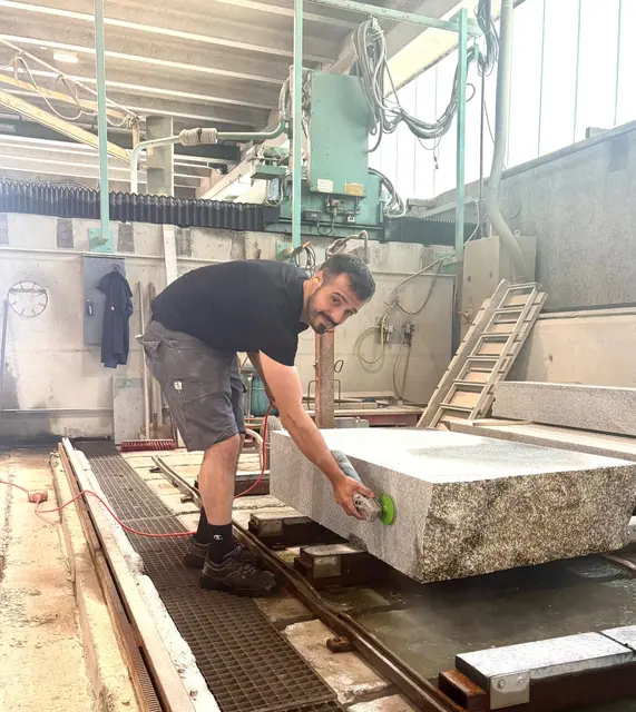 Eray Karakus, gelernter Steinmetz bei Schärdinger Granit | Foto: Saskia Kaiser