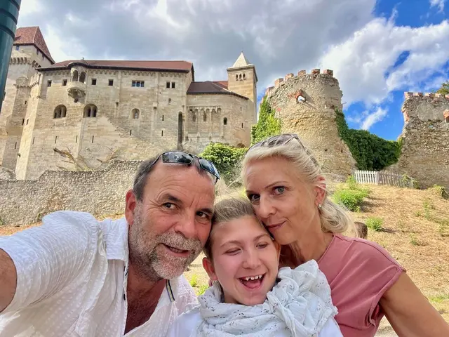 Michael und Susanne Wiesner mit Maria Magdalena (M.M.) vor der Burg Liechtenstein. | Foto: PFZ Perchtoldsdorf