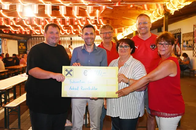 Gutscheinübergabe mit: Bürgermeister René Klimes, Vizebürgermeisterin Claudia Mozelt, GR Andrea Komzak, GR Werner Besenbäck, Obmann Erwin Grabner und Kassier Thomas Greider. | Foto: Pohl