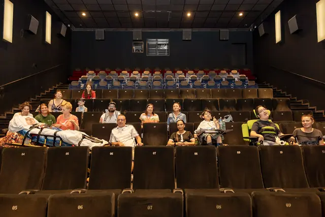 Gemeinsam besuchten vier Kundinnen und Kunden des MOKI Wien das Kino im Gasometer.  | Foto: Fond Soziales Wien