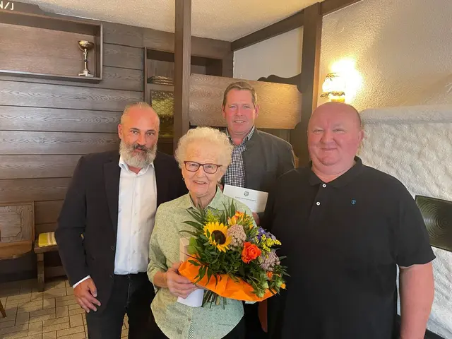 85. Geburtstag in St. Anton: Jubilarin Maria Voglauer (2.v.l.) mit ihren Gratulanten Manfred Zellhofer, Siegfried Fallman und Marian Lewicki im Jeßnitztal | Foto: Gemeinde St. Anton an der Jeßnitz