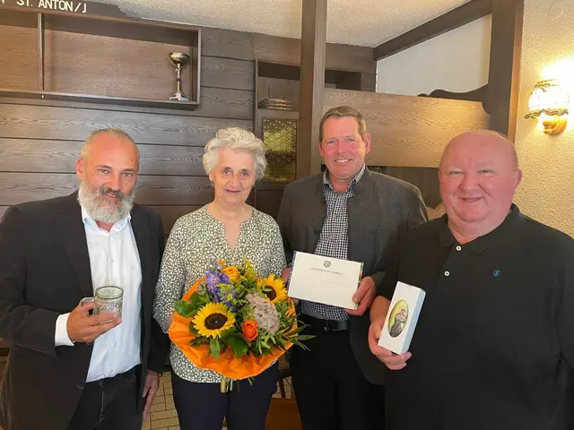 80. Geburtstag in St. Anton an der Jeßnitz: Jubilarin Hedwig Schafhuber (2.v.l.) mit ihren Gratulanten Manfred Zellhofer, Siegfried Fallmann und Marian Lewicki im Gasthaus "d'Jeßnitztaler Stub'n" | Foto: Gemeinde St. Anton an der Jeßnitz