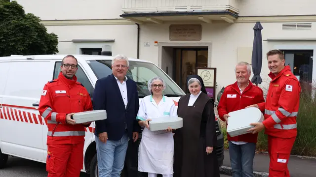 V.l.: Hartkirchner Ortsstellenleiter Christoph Konzel mit Markus Fahrner von der Parkküche St. Teresa Bad Mühllacken mit Vertreterinnen der Küche sowie Essen auf Rädern Koordinator Helmut Stögmüller und Bezirksgeschäftsleiter Philipp Wiatschka. | Foto: Rotes Kreuz Eferding