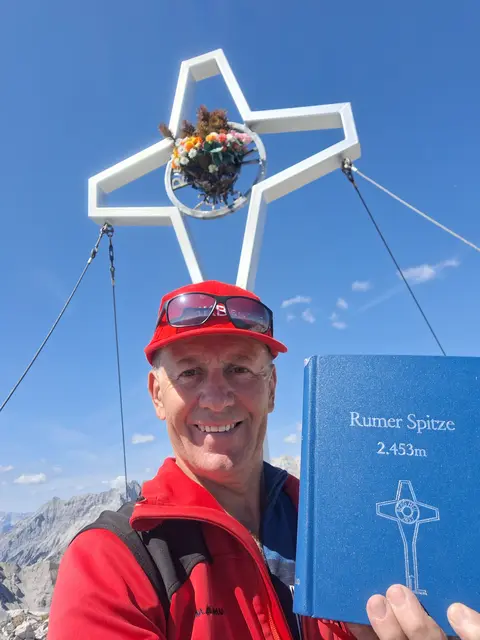 Hans Hölbling auf der Rumer Spitze bei seiner 2.454. Besteigung. | Foto: Hölbling