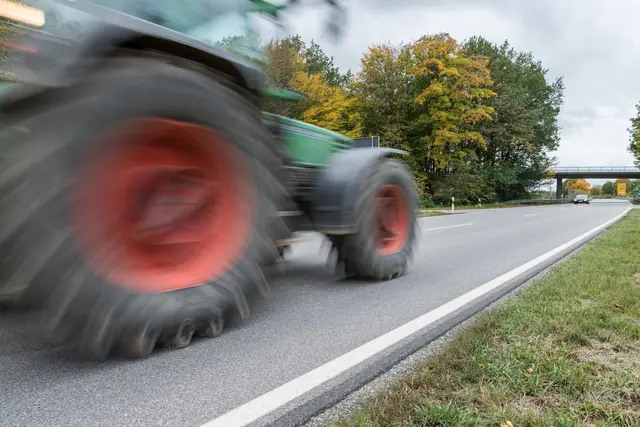 Auf der Reichenauer Straße kam es am Dienstagmittag zu einer Kollision zwischen Pkw, Traktor und einem weiteren Auto. (Symbolbild) | Foto: smarterpix