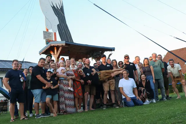 Mit seinen über zwölf Metern Höhe ist der Baby-Storch nicht nur rekordverdächtig, sondern wohl auch ein richtiger Hingucker in Holzhausen. | Foto: laumat.at