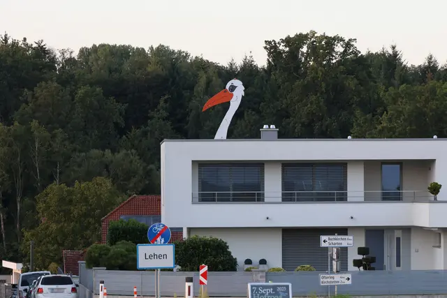 Mit seinen über zwölf Metern Höhe ist der Baby-Storch nicht nur rekordverdächtig, sondern wohl auch ein richtiger Hingucker in Holzhausen. | Foto: laumat.at