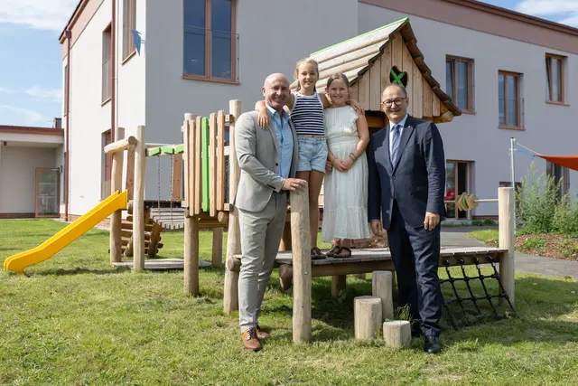 Eröffnung der Krabbelstube mit Bürgermeister David Allerstorfer (links) und Gemeinde-Landesrat Martin Winkler (rechts) . | Foto: Land OÖ/Denise Stinglmayr