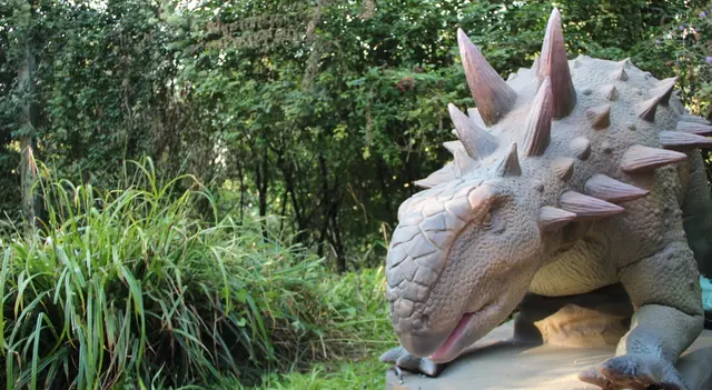 Der Struthiosaurus austriacus, der im heutigen Niederösterreich gelebt haben soll, und der Mochlodon bereichern in Lebensgröße den Zoo Schmiding. | Foto: Zoo Schmiding / Sterns