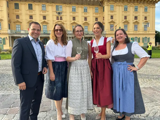 Wirtschaftskammerpräsident Andreas Wirth, Petra Schumich, Weinprinzessin Lena I., Weinkönigin Maria IV. und Dagmar Regner  | Foto: WKB
