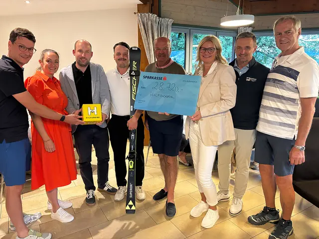 Hilfswerk-GF Florian Scheicher, Verena Wieder, Hilfswerk-Regionalleitung Pinzgau, Bgm. Hannes Schernthaner (Fusch), Hauptpreisgewinner Michael Schwaiger, Präsident KommR DI (BA) Christian Struber MBA, Hilfswerk-GF Elke Schmiderer MBA, Walter Dabernig, Golfclub Zell am See-Kaprun, Kitzsteinhorn, Franz Wenger, Hilfswerk-Regionalausschussvorsitzender Zell am See. | Foto: Hilfswerk Salzburg