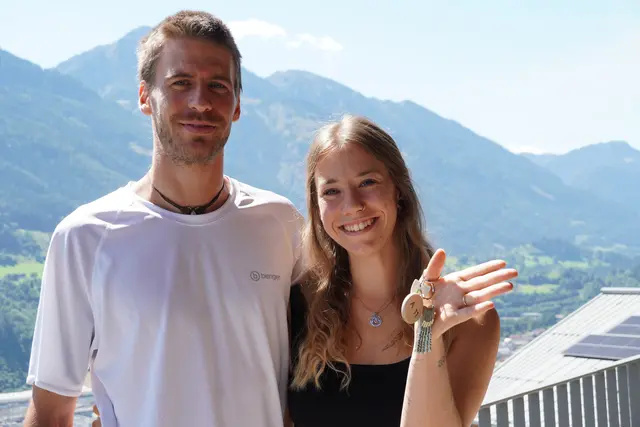 Sebastian und Michelle freuen sich, die neue Wohnung in St. Veit beziehen zu dürfen. "Wir freuen uns besonders über die schöne Aussicht und werden sicher viele Stunden am großen Balkon genießen", so Michelle. Neben ihrer Wohnung entstanden noch 24 weitere Mietwohnungen sowie sechs Einheiten in Doppelhäusern. | Foto: Nicole Hettegger
