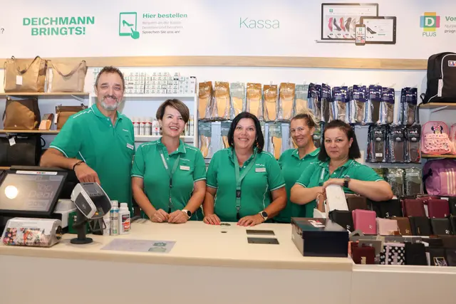 Der burgenländische AK-Präsident Gerhard Michalitsch hat in der Deichmann-Filiale in Stoob Süd den Mitarbeiterinnen bei ihren täglichen Aufgaben unter die Arme geholfen.  | Foto: Arbeiterkammer Burgenland