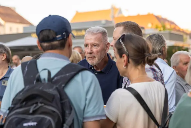 Bürgermeister Klaus Schneeberger (ÖVP) hörte genau hin, wo in der Bevölkerung der Schuh drückt. | Foto: Tobias Hübl