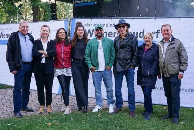 Kulturgemeinderat Niki Patoschka, Sibylle Kefer (Gitarre); Maria Petrova (Schlagzeug), und Marlene Lacherstorfer (Bass), die „Zwidan Zwa“ Christopher Seiler und Ernst Molden sowie GRin Gaby Janschka und Bgm. Herbert Janschka.  | Foto: Marktgemeinde Wiener Neudorf
